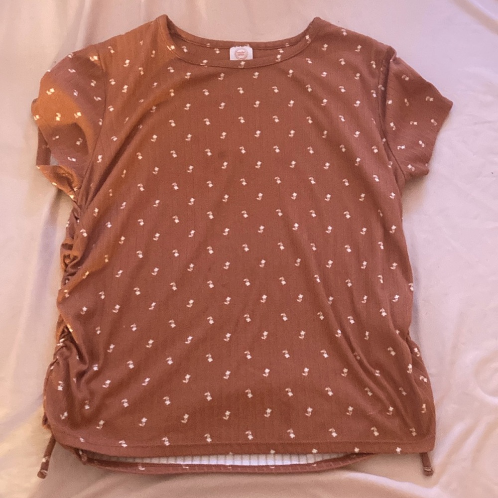 Im selling this flower shirt from wonder nation the size is (14-16)